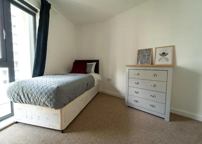 Spacious Apartment In Woking Town Centre