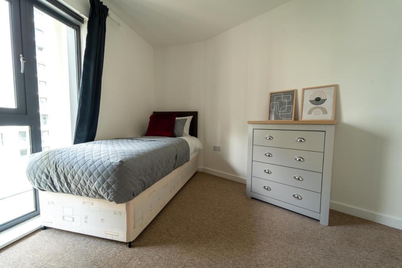 Spacious In Town Centre Apartment *