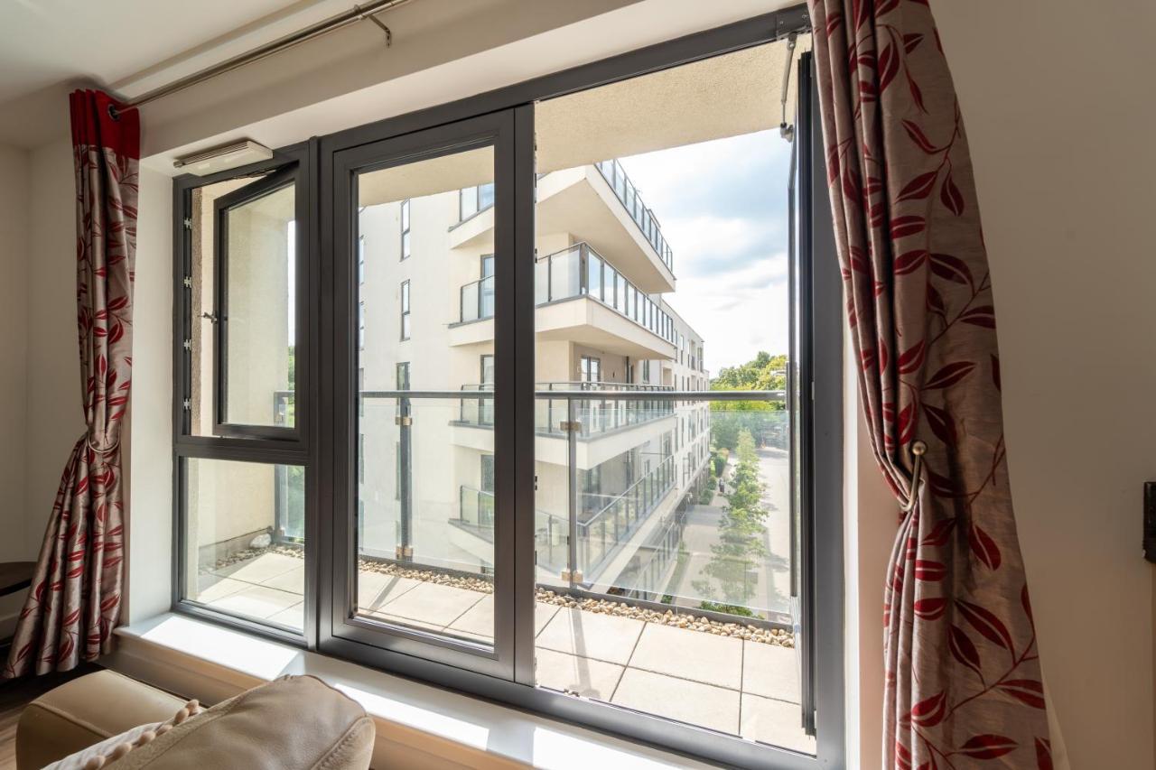 Spacious In Town Centre Apartment Woking
