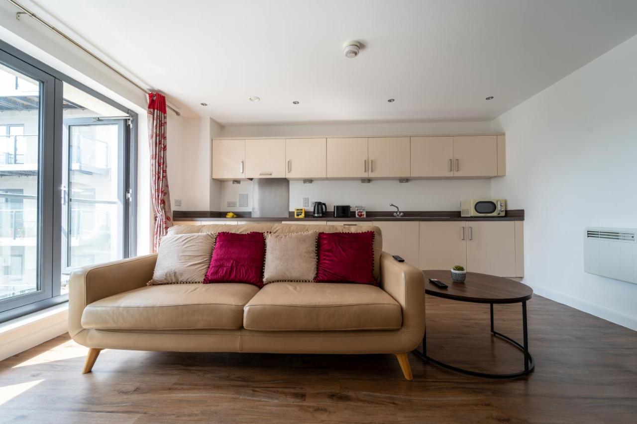 Spacious In Town Centre Apartment *