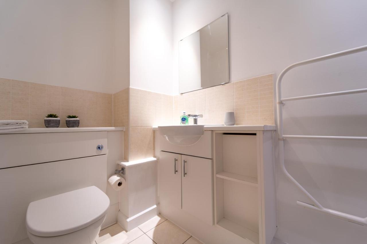 Spacious In Town Centre * Woking